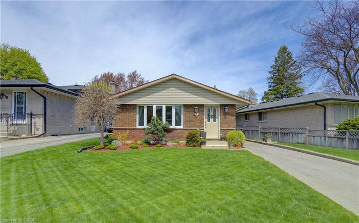 Property Photo:  10 Bosworth Crescent  ON N2E 1Z1 
