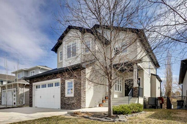 Property Photo: 1233 Hillcrest Manor Estates AB T1P 1X1