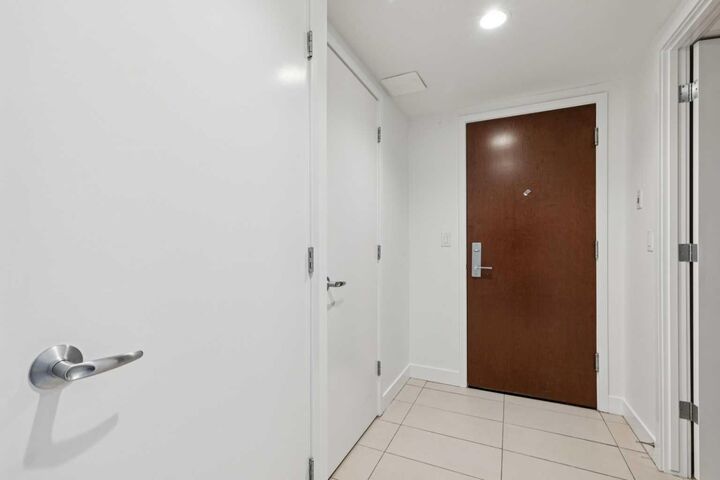 Property Photo:  1118 12 Avenue SW 806  AB T2R 0P4 