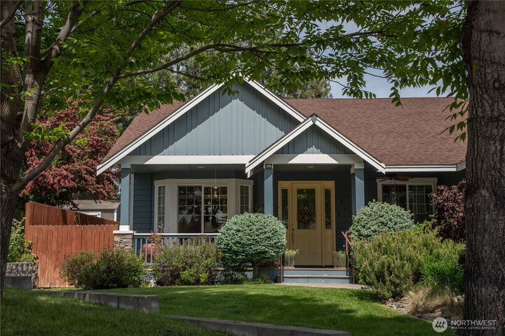 Property Photo:  1611 E Canterbury Drive  WA 98926 