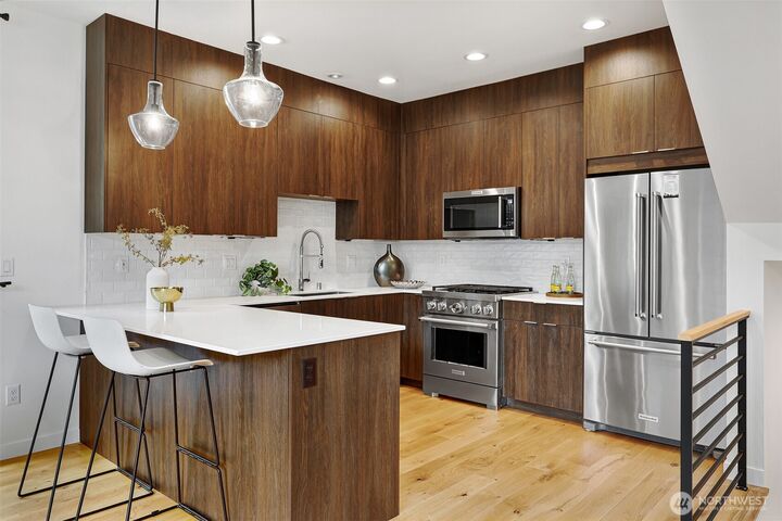 Property Photo: 2366 Franklin Avenue E B WA 98102