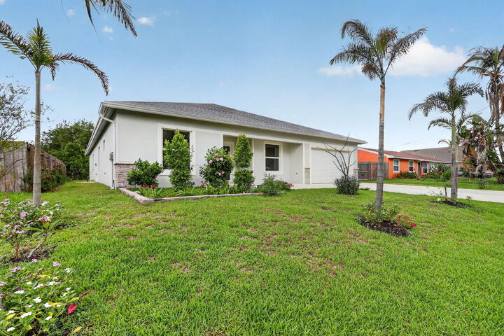 Property Photo: 1974 SW Idaho Lane FL 34953