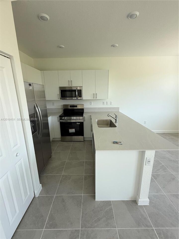 Property Photo:  630 SE 15th St 630  FL 33034 