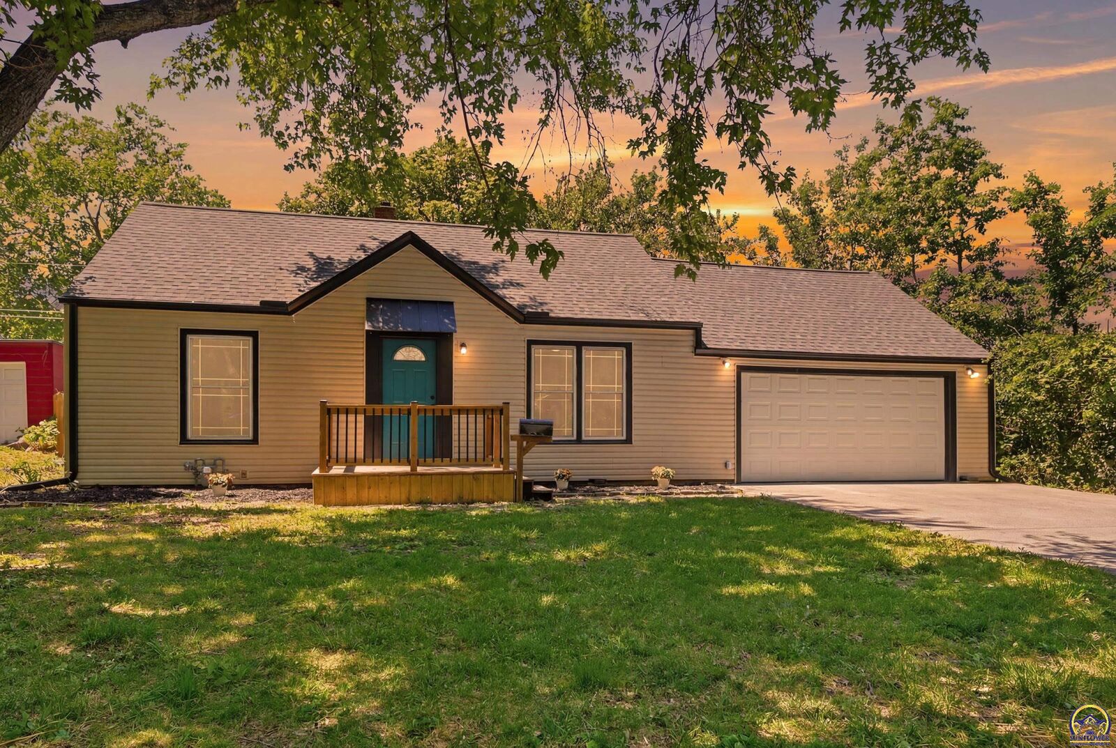 Property Photo:  807 SW Anderson Ter  KS 66606 