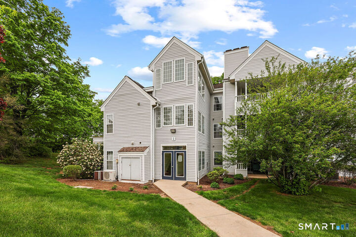 Property Photo:  1 Forest Glen Circle 9  CT 06457 