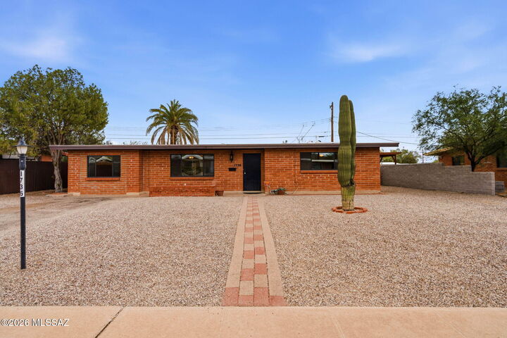 Property Photo:  1736 W Calle Tranquila  AZ 85745 