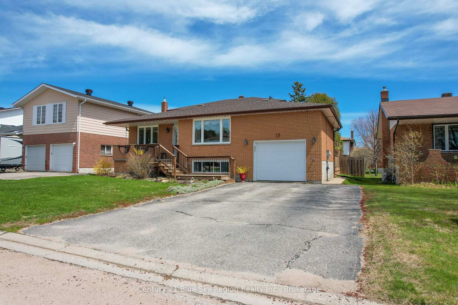 Property Photo:  18 Eglee Avenue  ON P1B 8Z7 