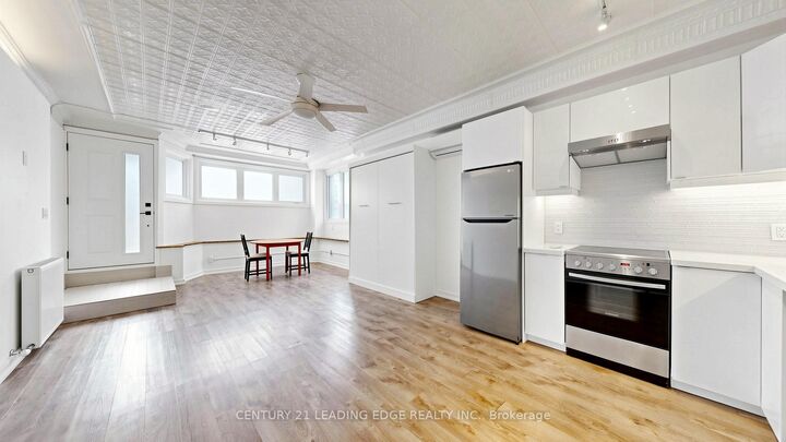 Photo de la propriété:  679 Woodbine Avenue Main  ON M4E 2J3 