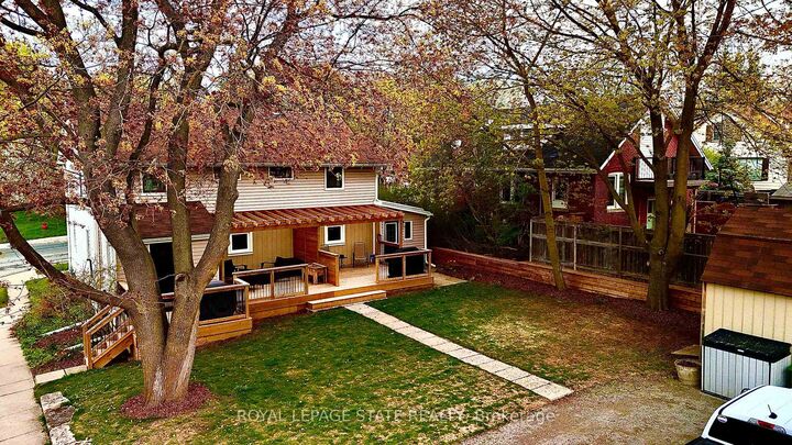 358 Dundas Street E — photo 1