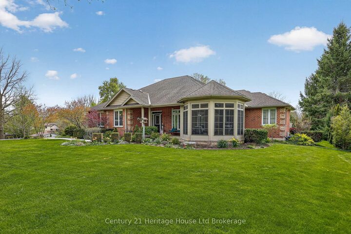 Photo de la propriété:  15 Hampden Street  ON N5C 3J5 