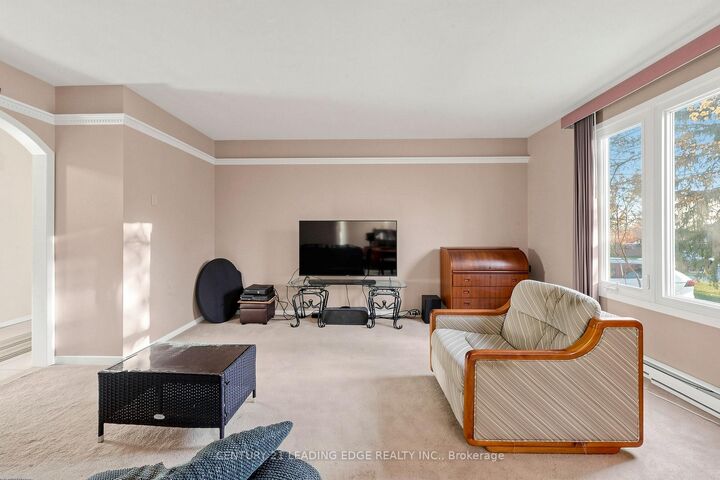 Property Photo:  323 Waratah Avenue  ON L3Y 5J3 