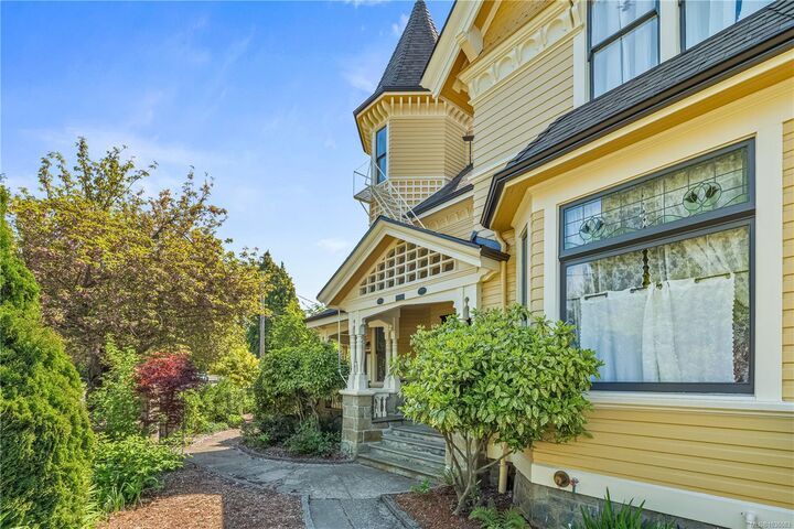 Property Photo: 1171 Rockland Ave BC V8V 3H8