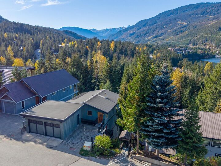 2318 Cayley Close — photo 1