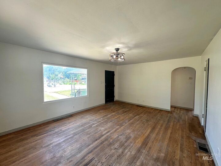 Property Photo: 264 SW 10th Avenue OR 97914
