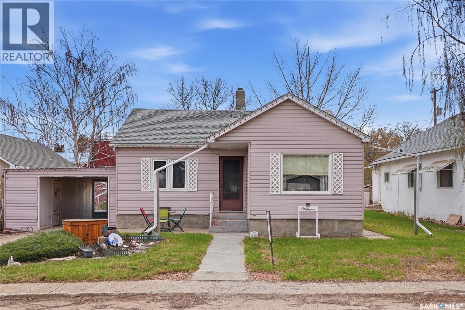 Property Photo:  810 6th Street  SK S0K 3C0 