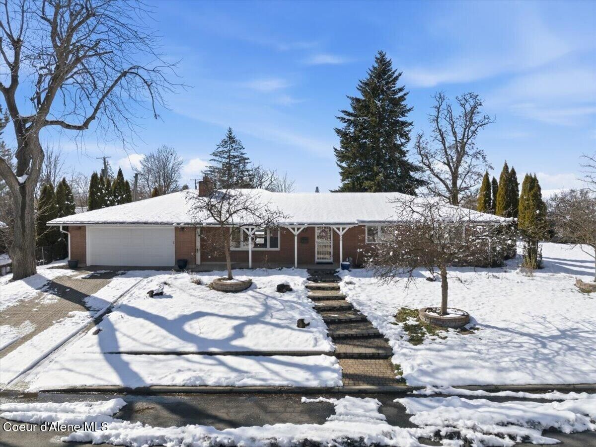Property Photo:  720 Buena Vista St  WA 99004 