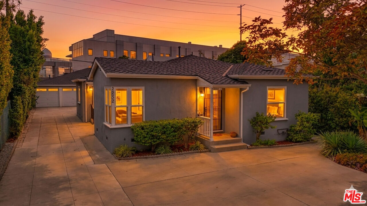 Property Photo: 2252 20th St CA 90405
