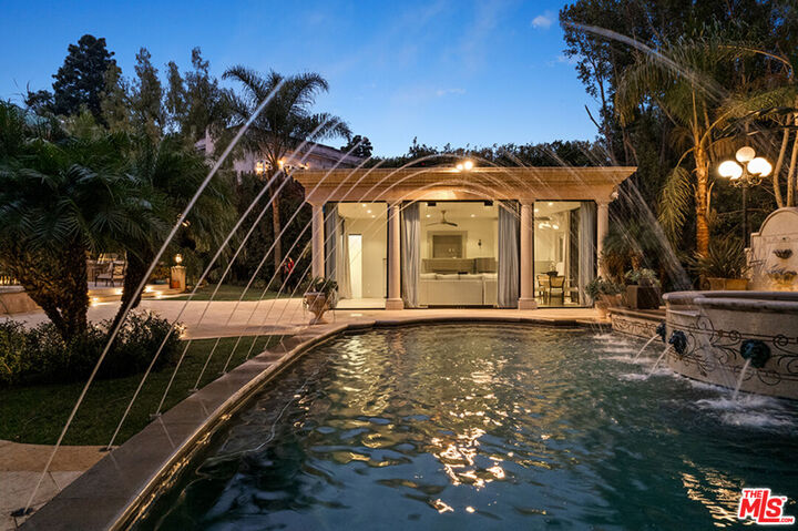 Property Photo:  1021 N Crescent Dr  CA 90210 