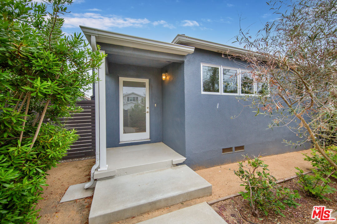 Property Photo:  1060 Nowita Pl  CA 90291 
