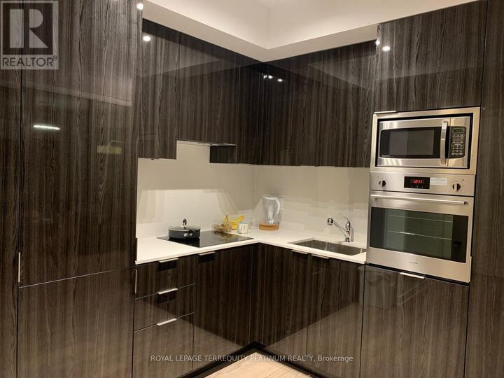 Property Photo:  11 Wellesley Street West 6005  ON M4Y 0G4 