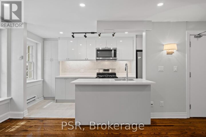 Property Photo:  8 St Thomas Street 24  ON M5S 2B8 