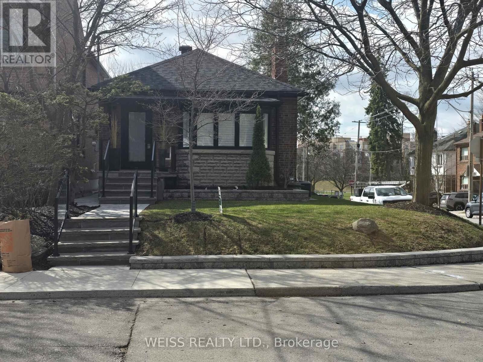 Property Photo:  199 Glengarry Avenue  ON M5M 1E1 