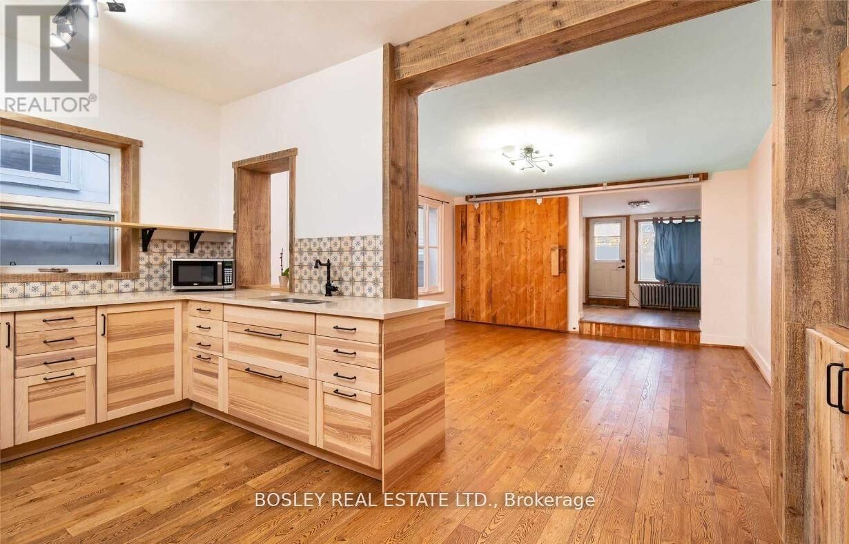 Property Photo:  2994 Dundas Street West Upper  ON M6P 1Z3 
