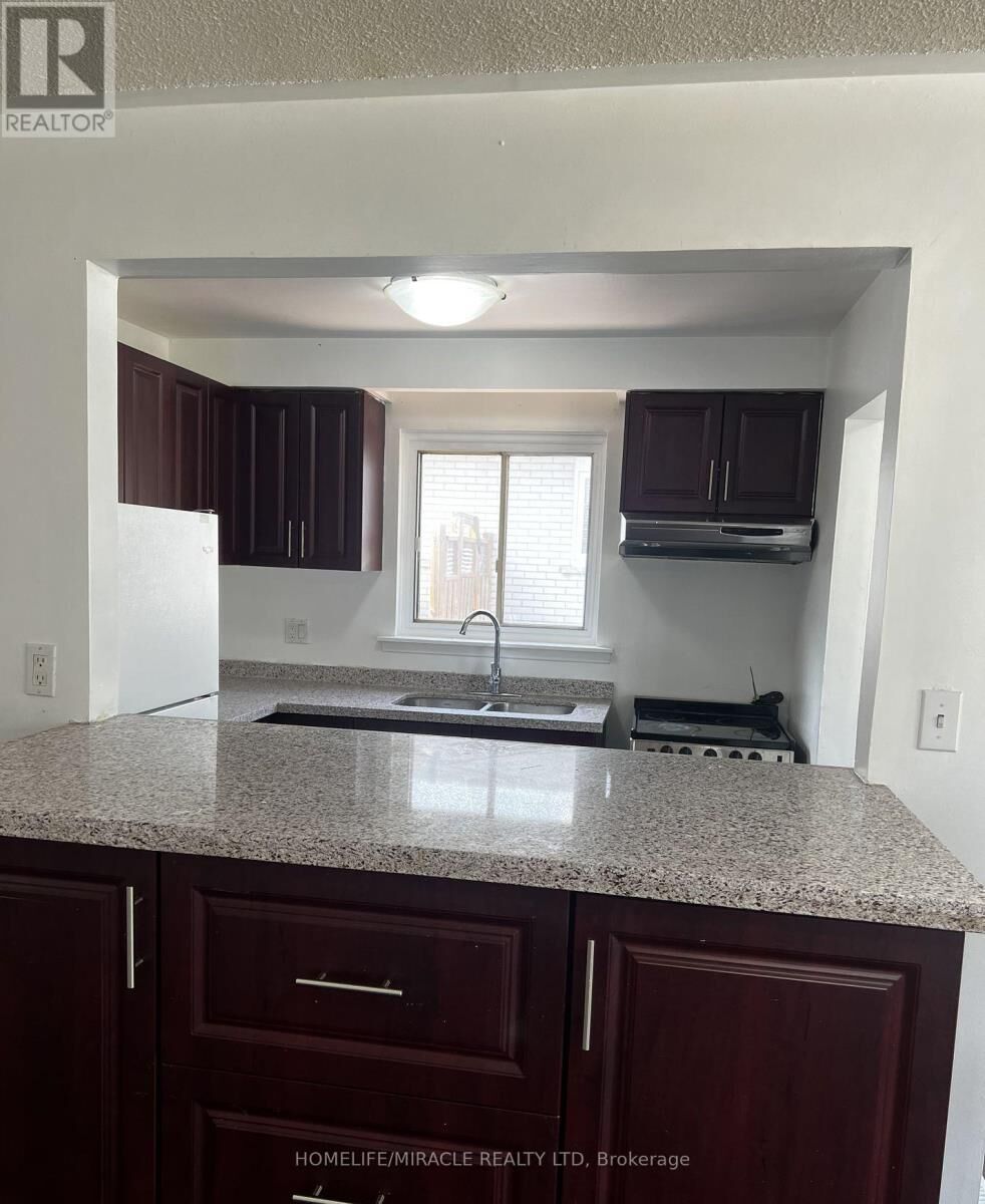 Property Photo:  3453 Oakglade Crescent  ON L5C 1X4 
