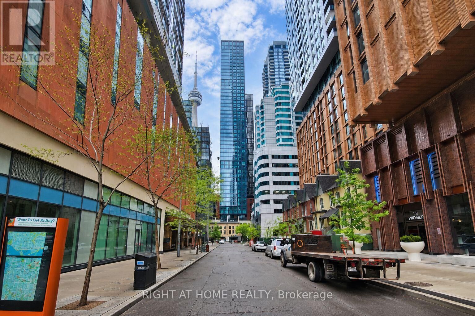Property Photo:  327 King Street 1505  ON M5V 0W7 