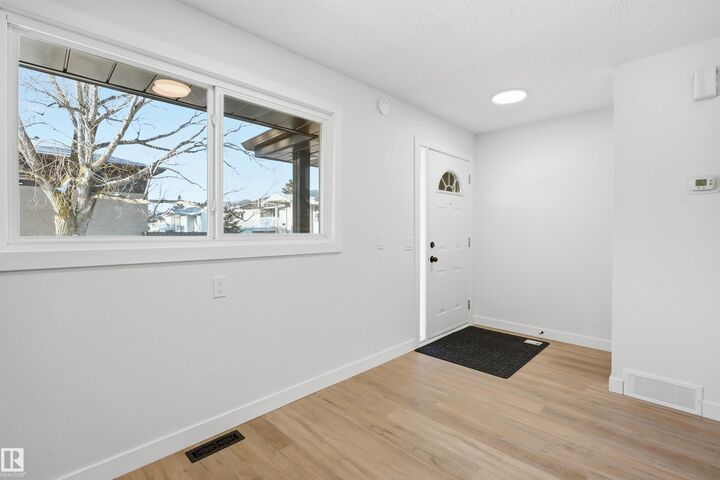 Property Photo:  1706 37 Street NW  AB T6L 2R7 