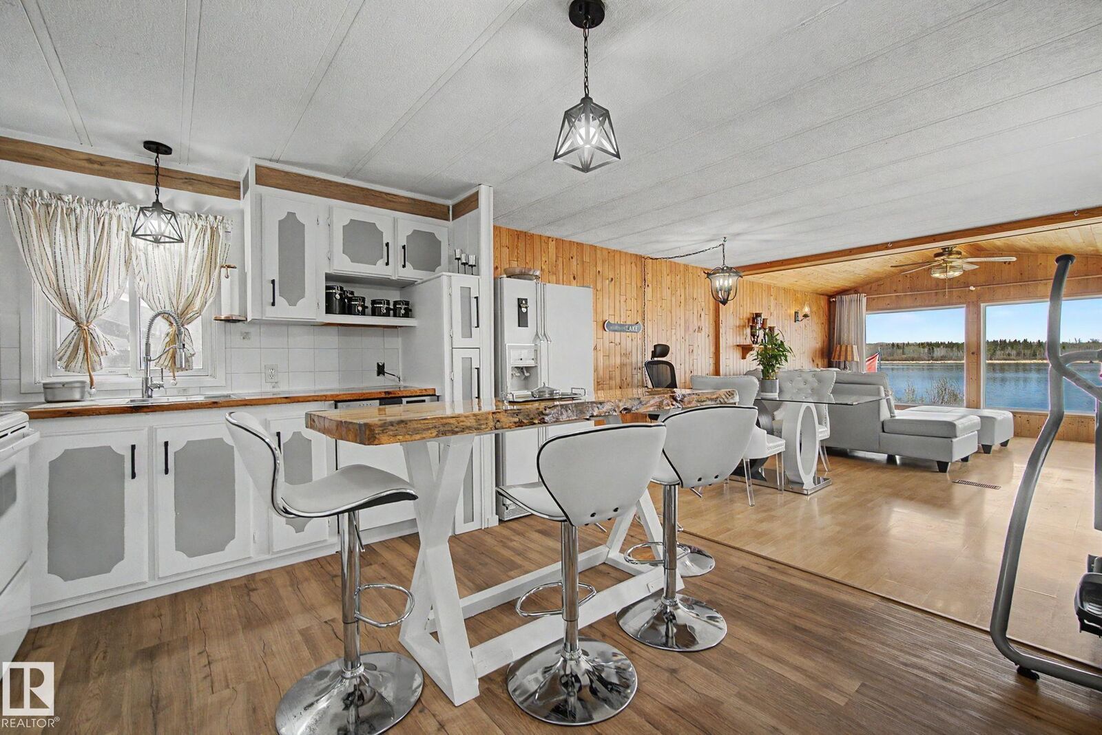 Property Photo:  666 Blue Heron Drive  AB T0E 1V0 