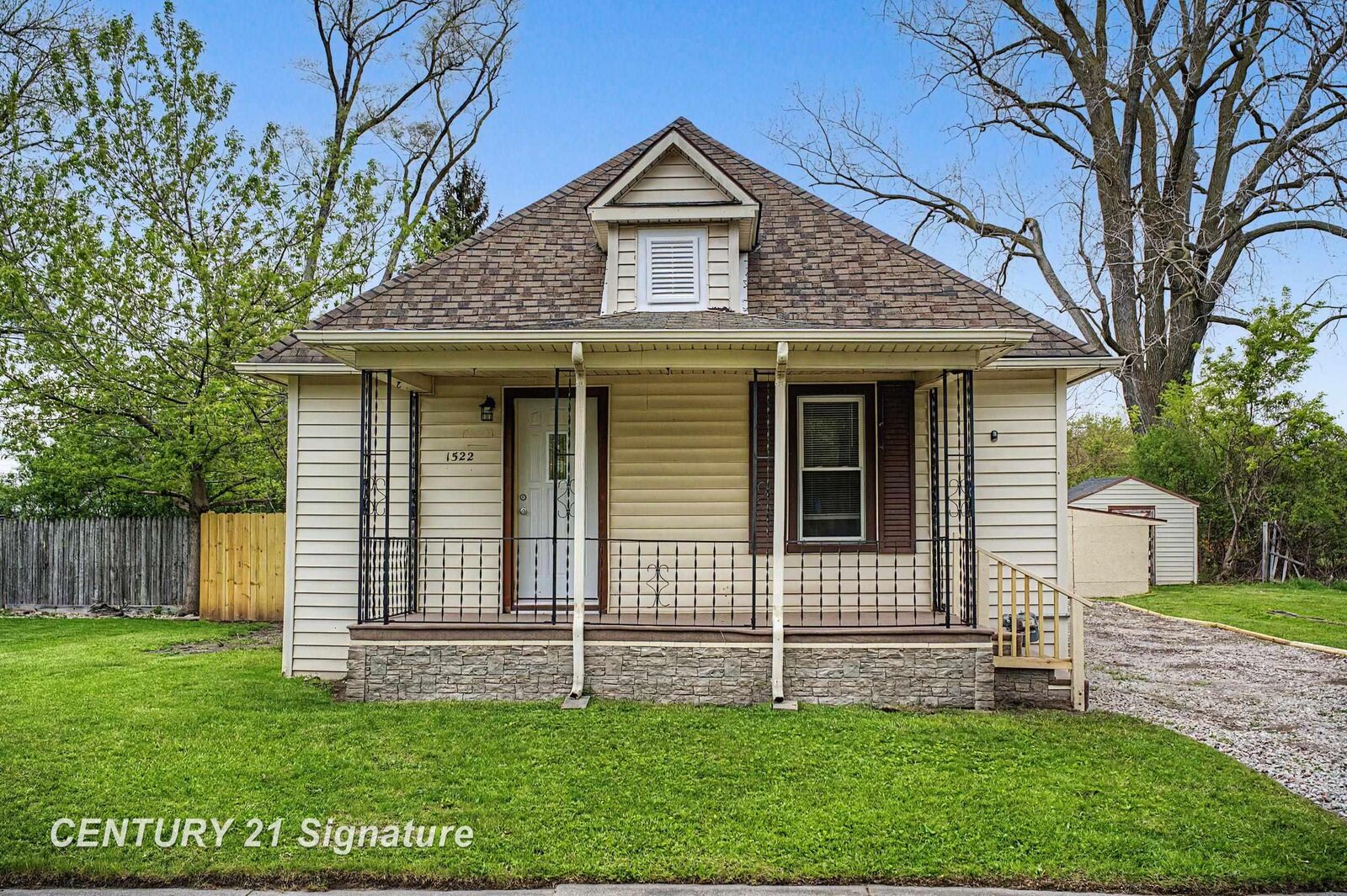 Property Photo:  1522 Gilbert Street  MI 48602 
