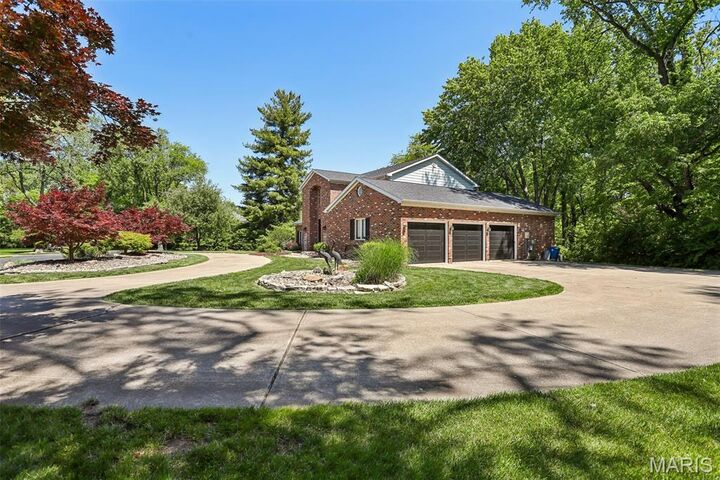 Property Photo:  325 Deer Run Lane  IL 62034 