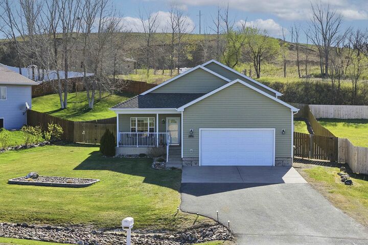 Property Photo:  1721 Rivers Edge Dr SE  ND 58701 