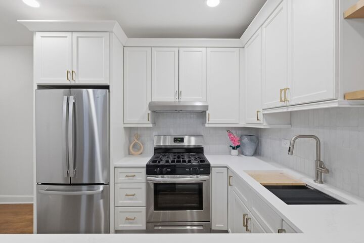 Property Photo:  1900 W Oakdale Avenue  IL 60657 