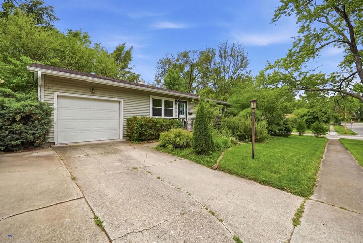Property Photo: 324 Birchwood Lane IL 60115