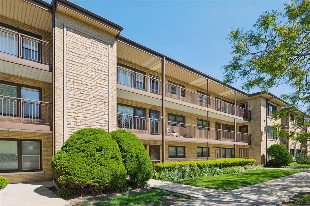 Property Photo:  4847 N Harlem Avenue 2  IL 60656 