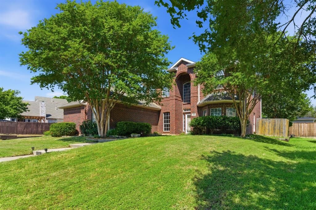 Property Photo: 1214 Holly Hill Drive TX 75052