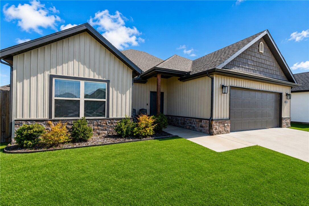 Property Photo:  1010 Sunshine Court  AR 72719 