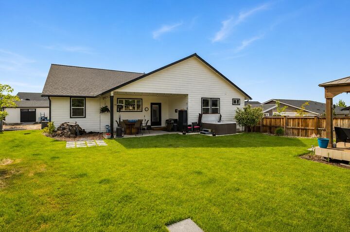Property Photo: 4232 SW Umatilla Avenue OR 97756