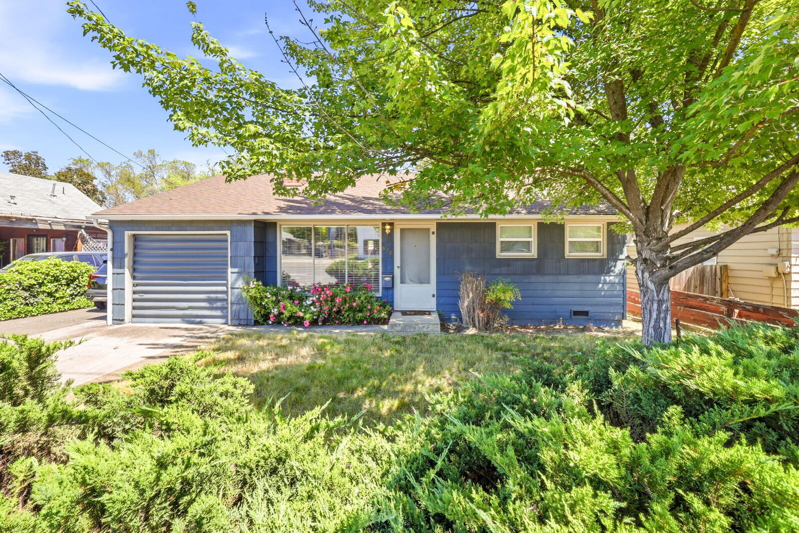 Property Photo:  876 W Stewart Avenue  OR 97501 