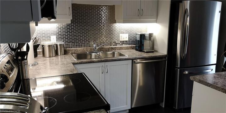 Property Photo:  1460 Highland Road W 5D  ON N2N 0B7 
