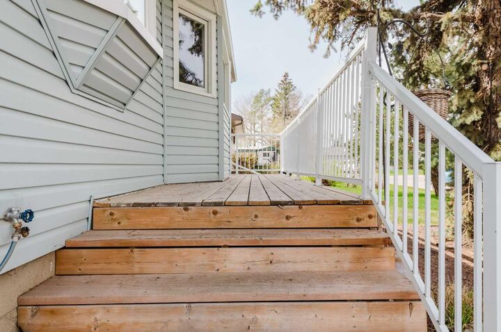 Property Photo:  10253 112 Avenue  AB T8V 1V9 