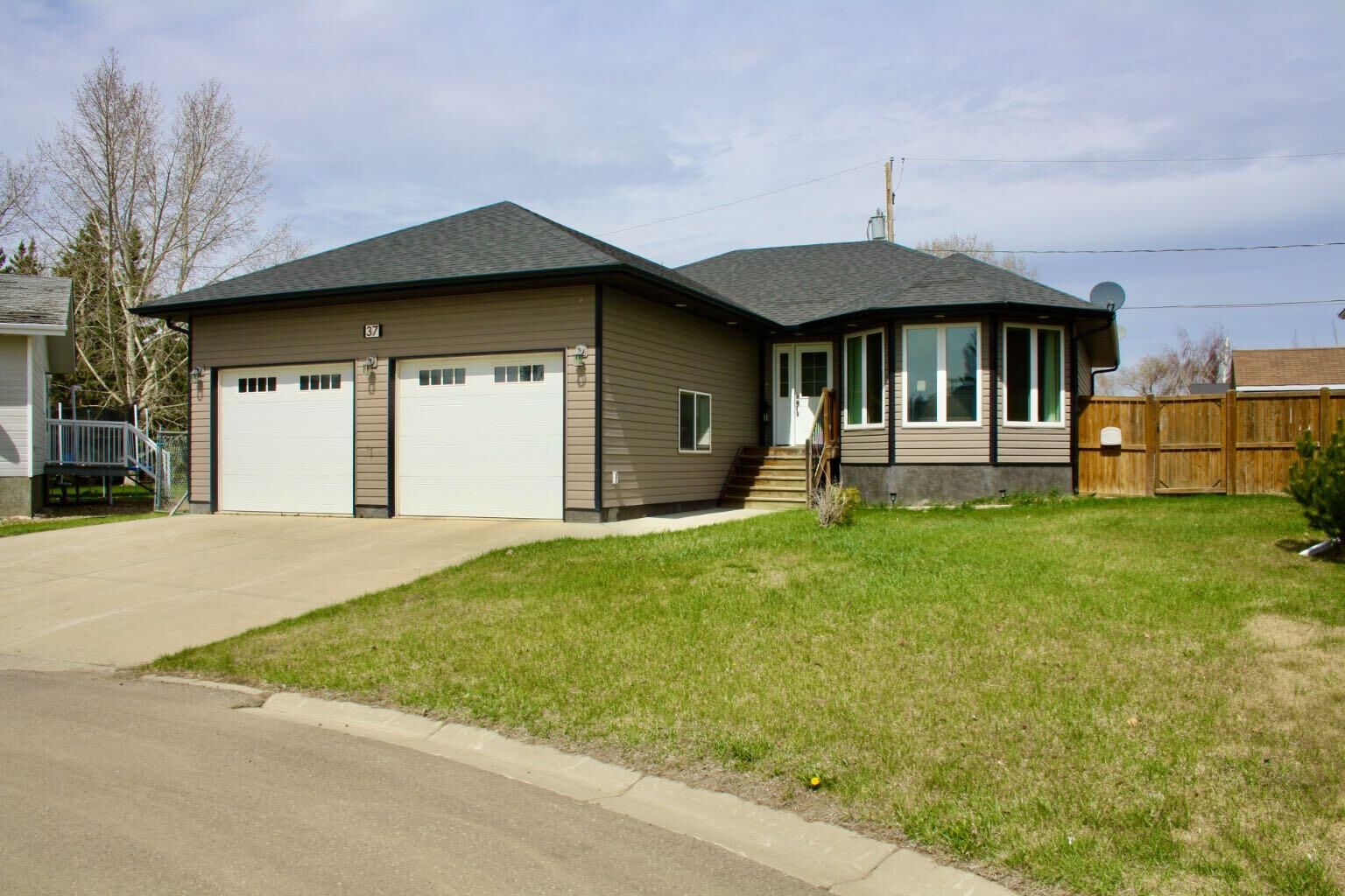 Property Photo:  #37 Ball Place  SK S0M 2C0 