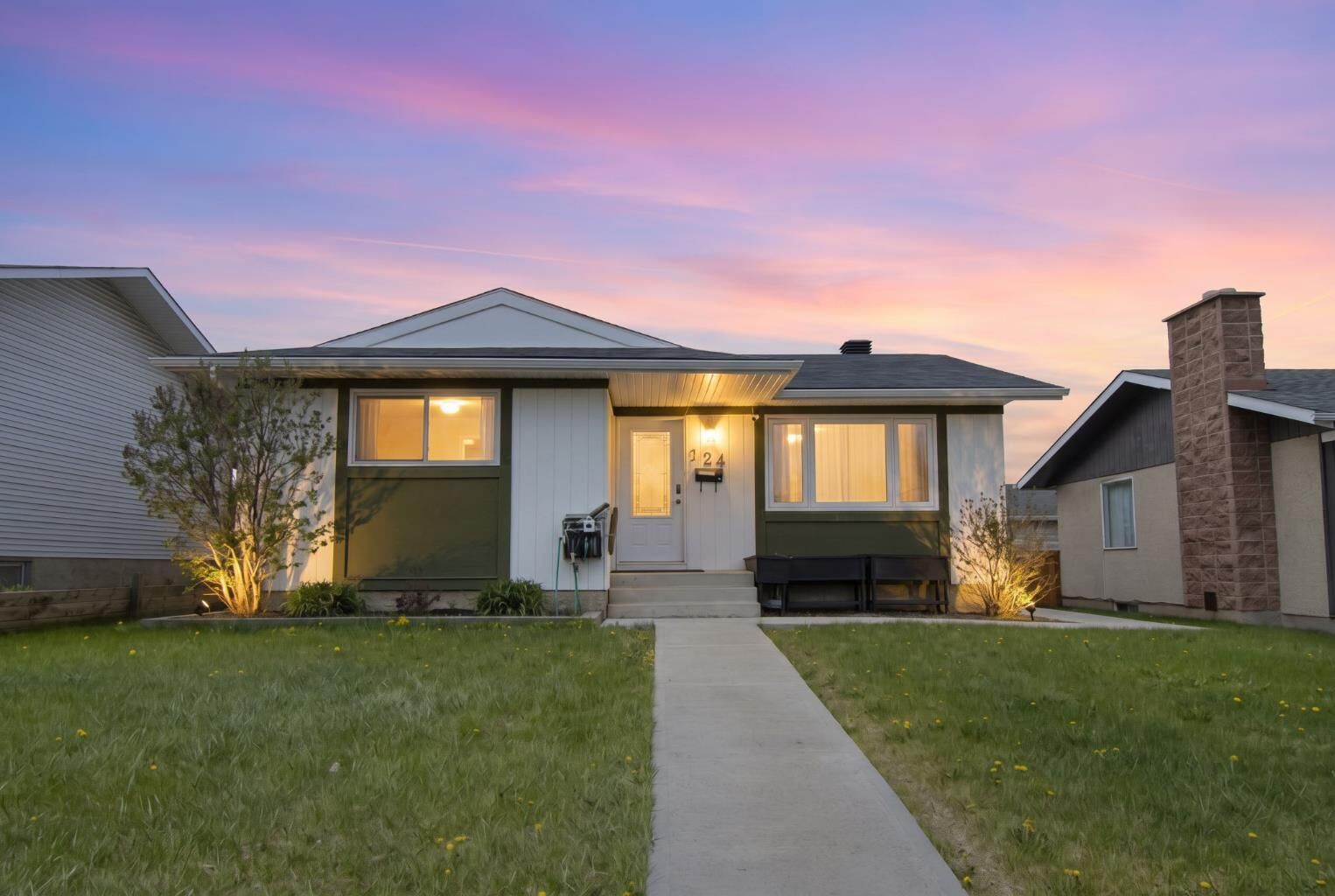 Property Photo:  124 Maitland Drive NE  AB T2A 5A5 