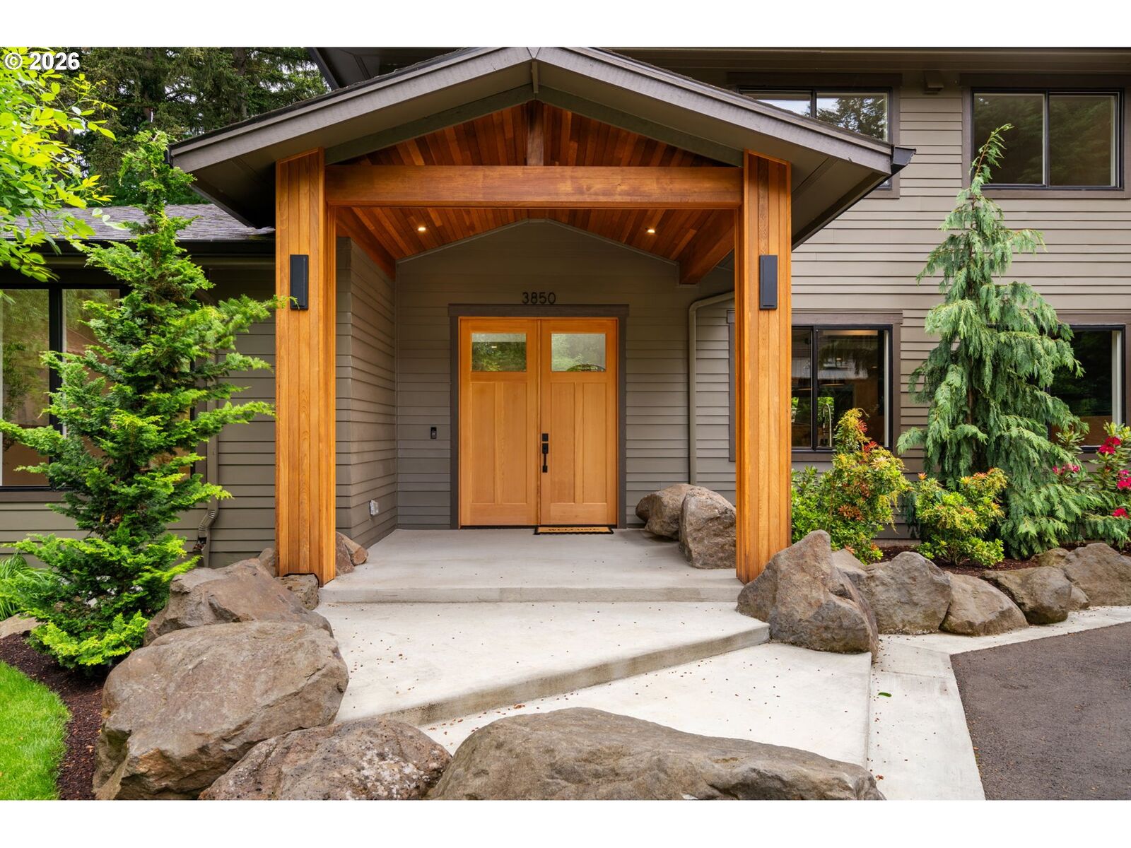 Property Photo: 3850 Lake Grove Ave OR 97035