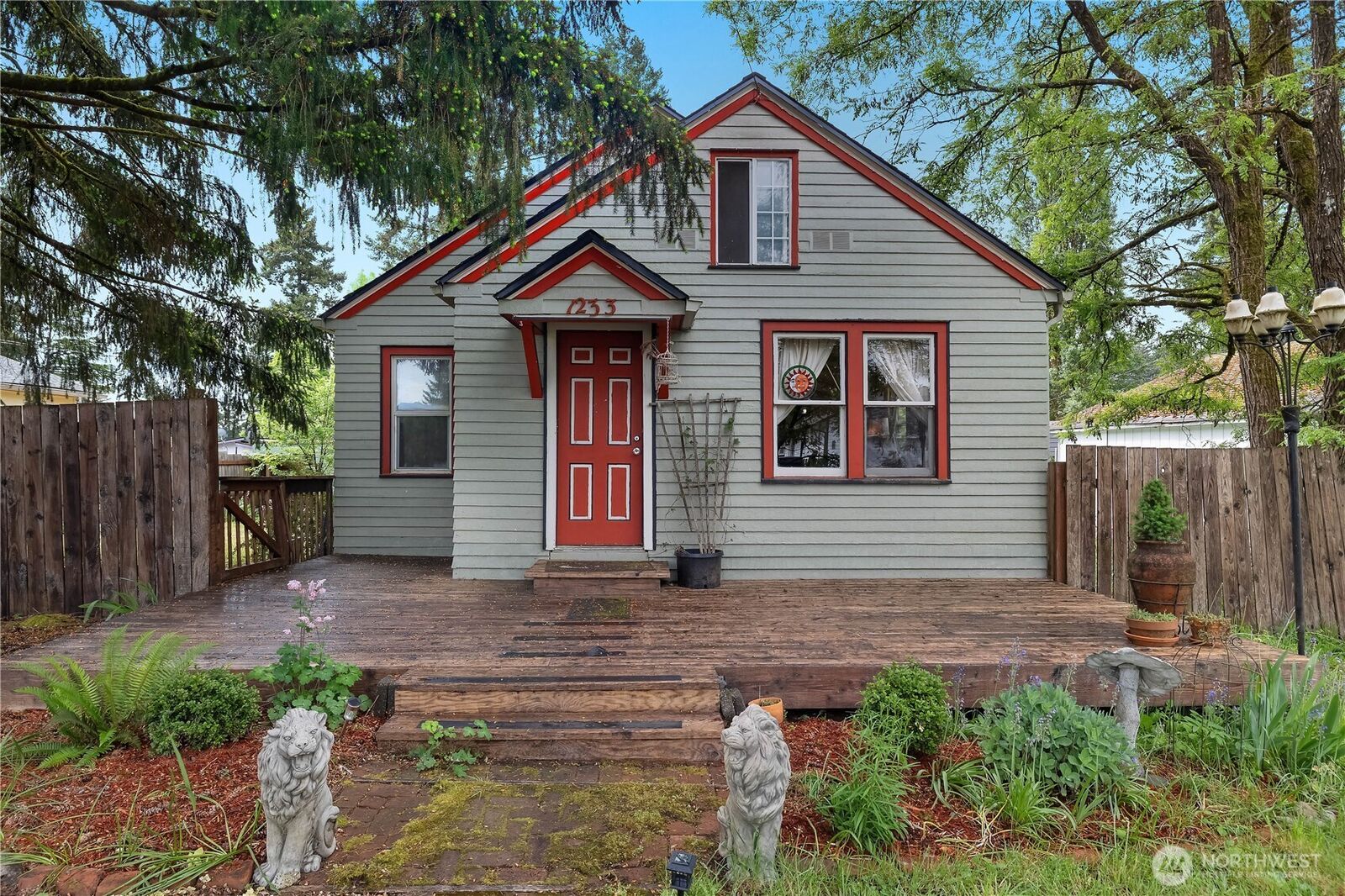 Property Photo:  1233 W Birch Street  WA 98584 