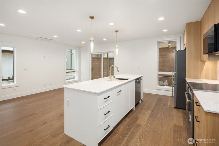 Property Photo:  4411  2nd Avenue NE  WA 98105 