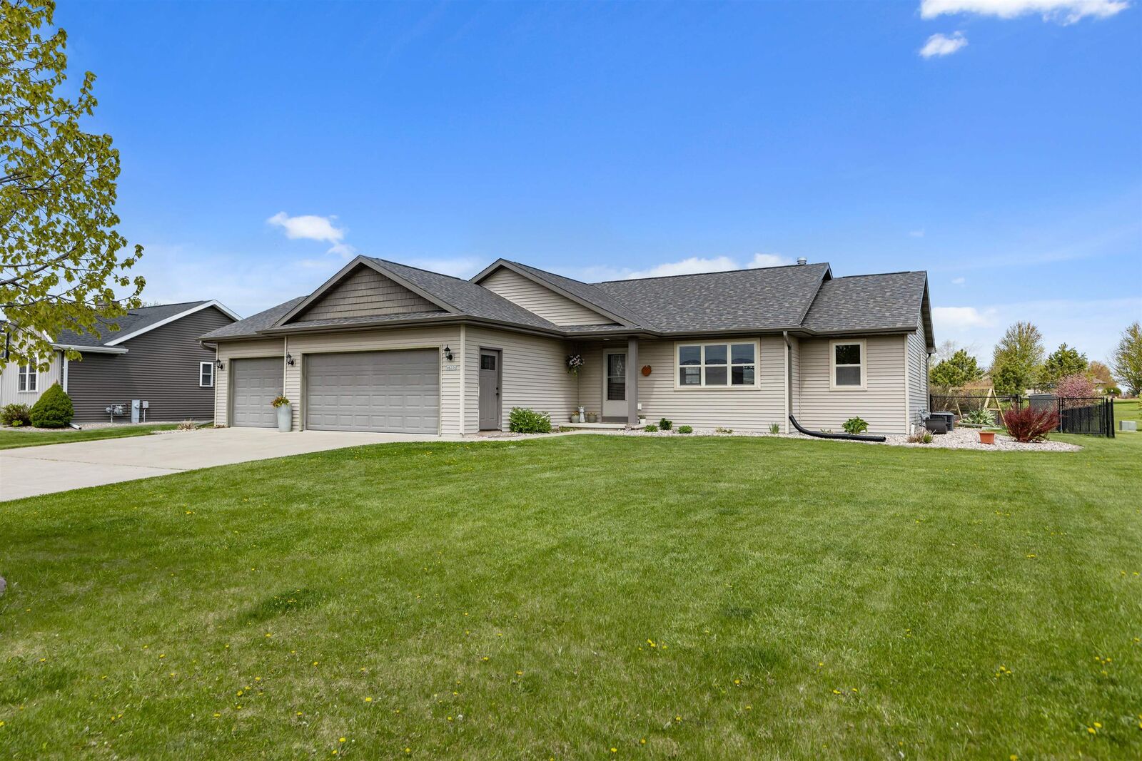 Property Photo:  W6220 Sherwood Point Court  WI 54942 