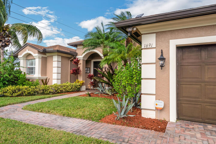 Property Photo:  1691 SW Crawford Avenue  FL 34953 